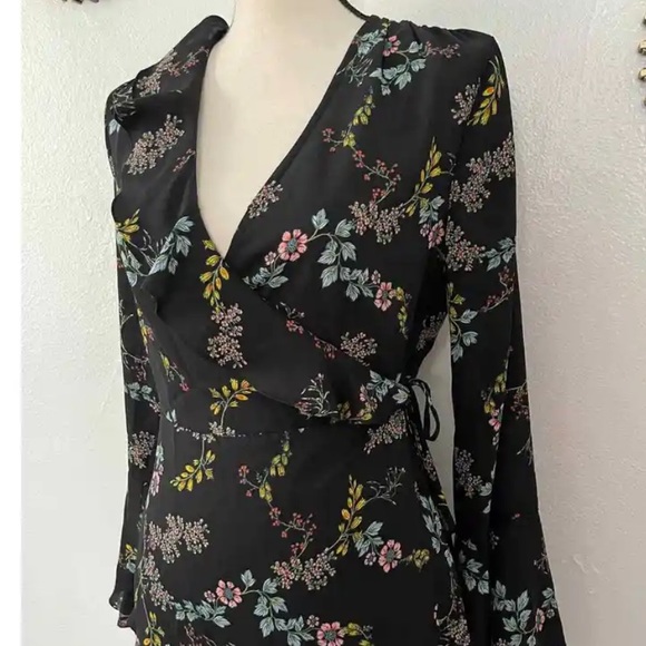 Who What Wear Tops - Closet close out!!! Who What Wear Floral Wrap Top Women Size Small Black Bell